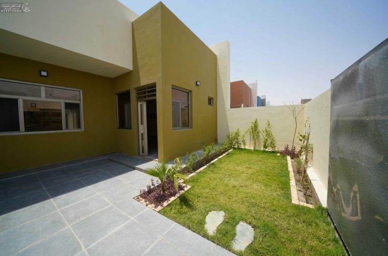 بازدید میدانی هیئتی از تولیت کل آستان مقدس علوی از میزان پیشرفت پروژههای مجتمع مسکونی قنبر یک و دو