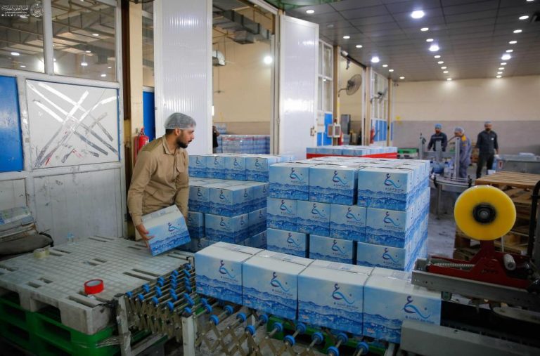 توزیع بیش از یک میلیون بسته آب آشامیدنی به زائران اربعین توسط آستان مقدس علوی