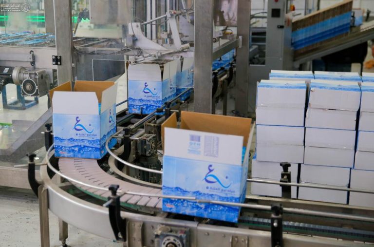 توزیع بیش از یک میلیون بسته آب آشامیدنی به زائران اربعین توسط آستان مقدس علوی