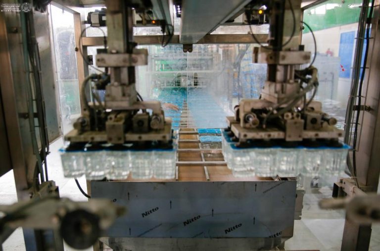 توزیع بیش از یک میلیون بسته آب آشامیدنی به زائران اربعین توسط آستان مقدس علوی