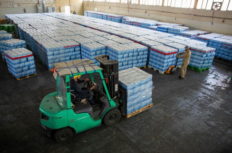 توزیع بیش از یک میلیون بسته آب آشامیدنی به زائران اربعین توسط آستان مقدس علوی