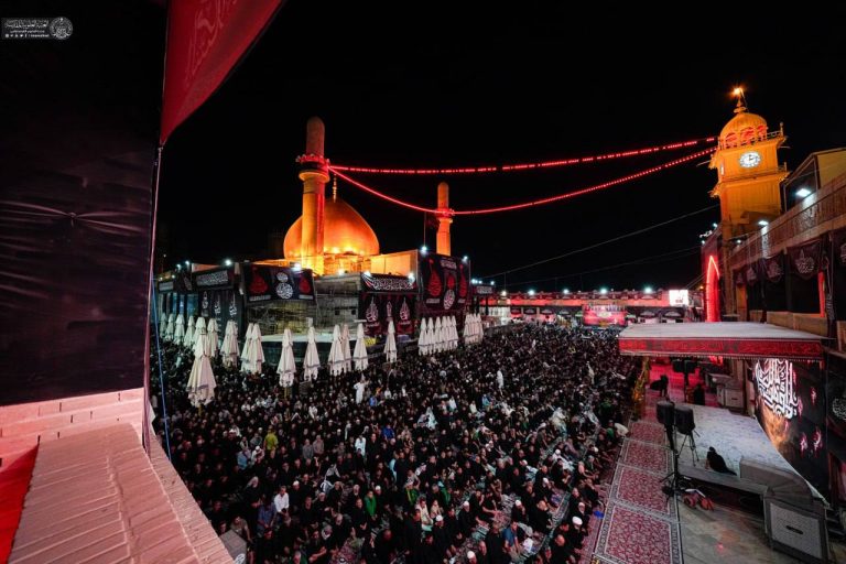 نماز جماعت زائران در حرم مطهر امامین عسکریین علیهماالسلام