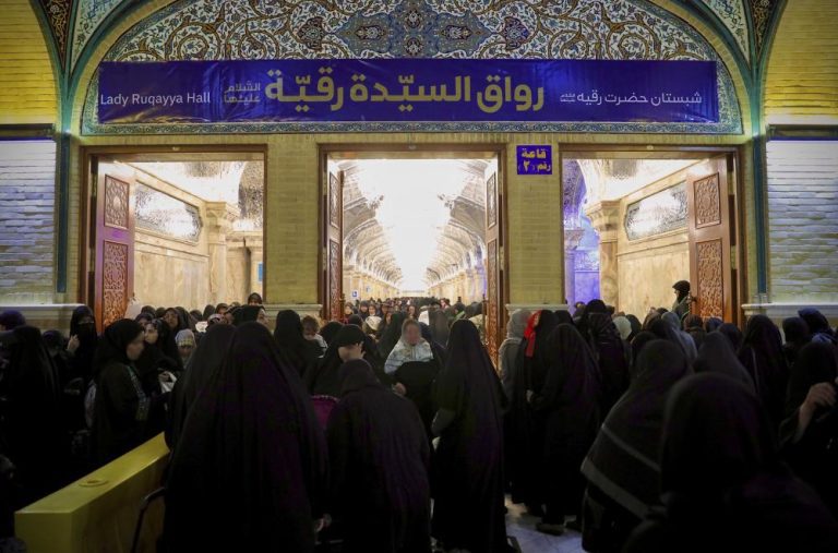 تلاش و خدمترسانی بانوان خادم آستان مقدس علوی به زائران اربعین
