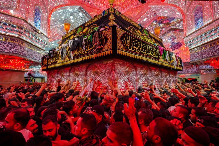 حضور پر شور زائران اربعین در حرم امام حسین علیه‌السلام