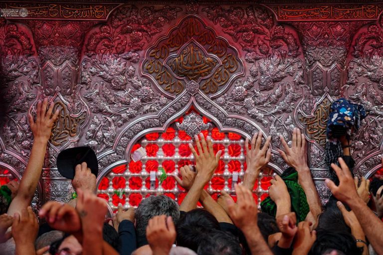 زائران اربعین در حرم امام حسین علیه‌السلام