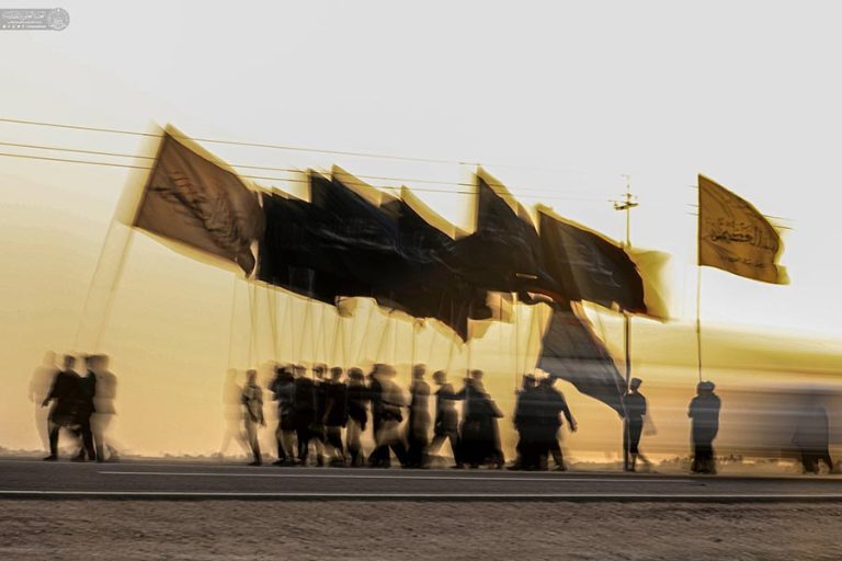 زائران علم به دوش پیاده‌روی اربعین