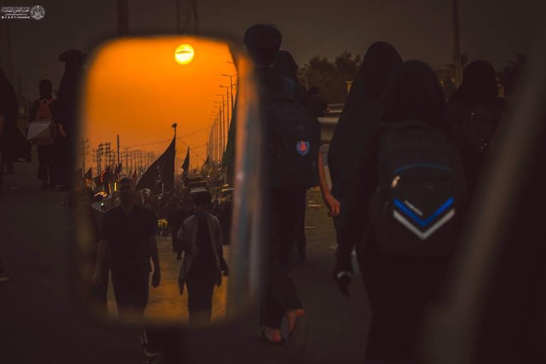 زائران در حال پیاده‌روی