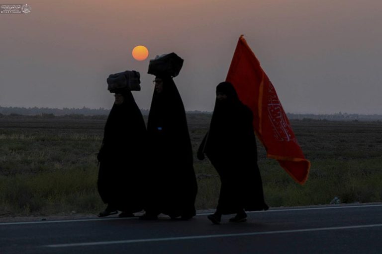 سه خانم زائر در مسیر پیاده‌روی اربعین