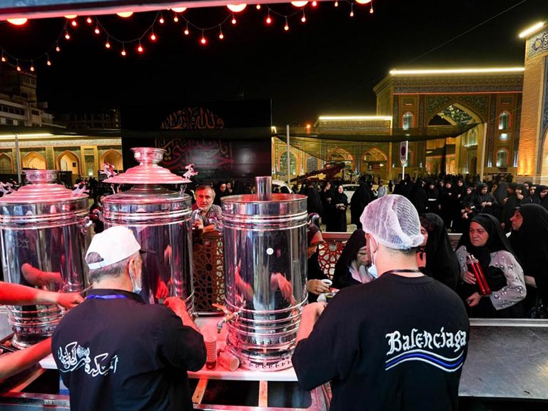 توزیع غذای تبرکی برای زائران اربعین