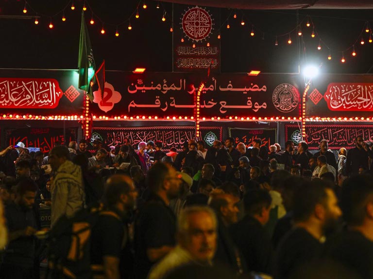 توزیع وعده غذای تبرکی در ایستگاه‌های پذیرایی از زوار اربعین