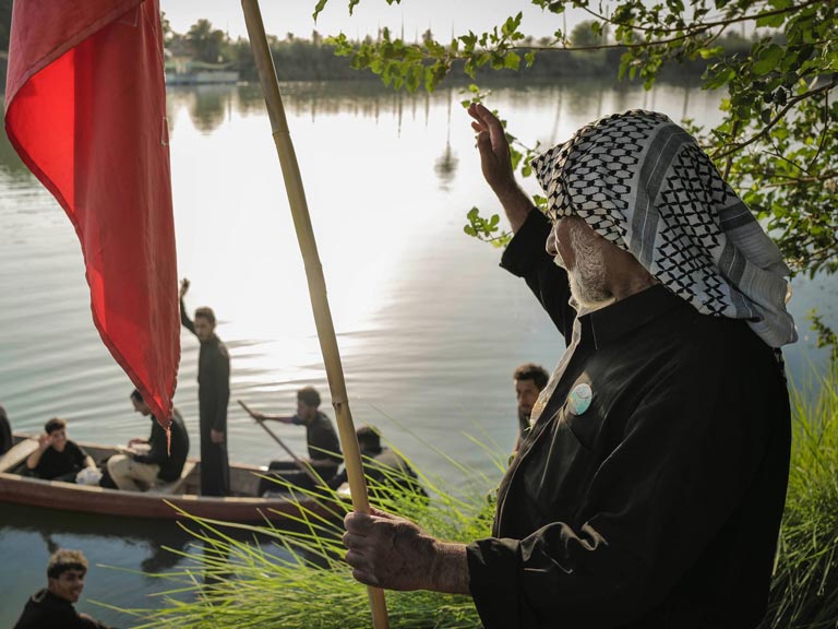 عبور زائران اربعین با قایق از رود فرات