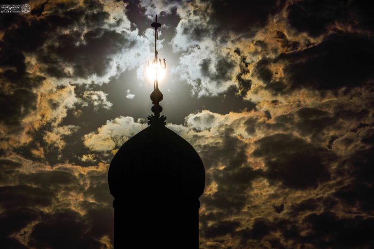 گنبد حرم امیرالمؤمنین و آسمان نیمه ابری نجف