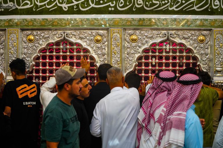 زائران در روز زیارتی امیرالمؤمنین علیه‌السلام