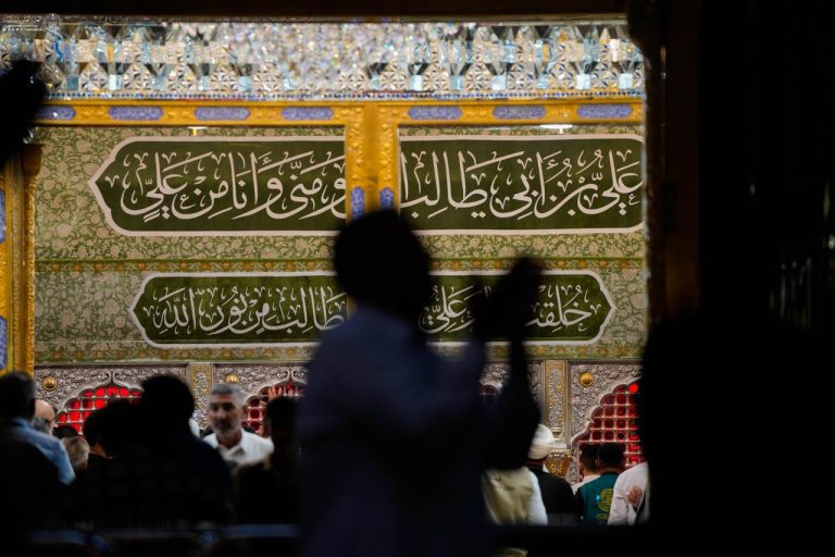 ضریح مطهر امیرالمؤمنین در روز زیارتی ایشان