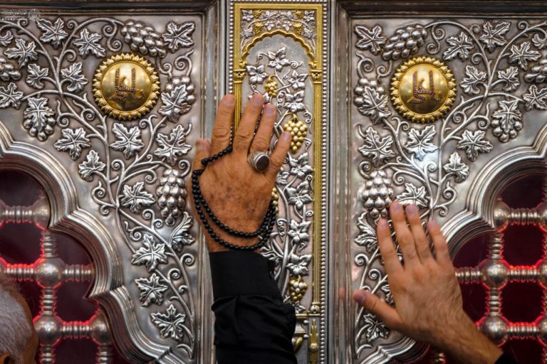 ضریح مطهر امیرالمؤمنین در روز زیارتی ایشان