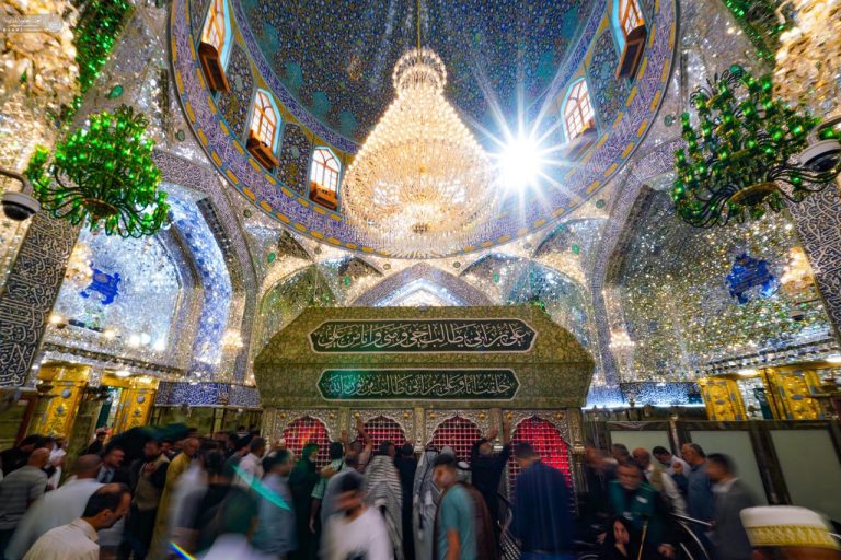 ضریح مطهر امیرالمؤمنین در روز زیارتی ایشان