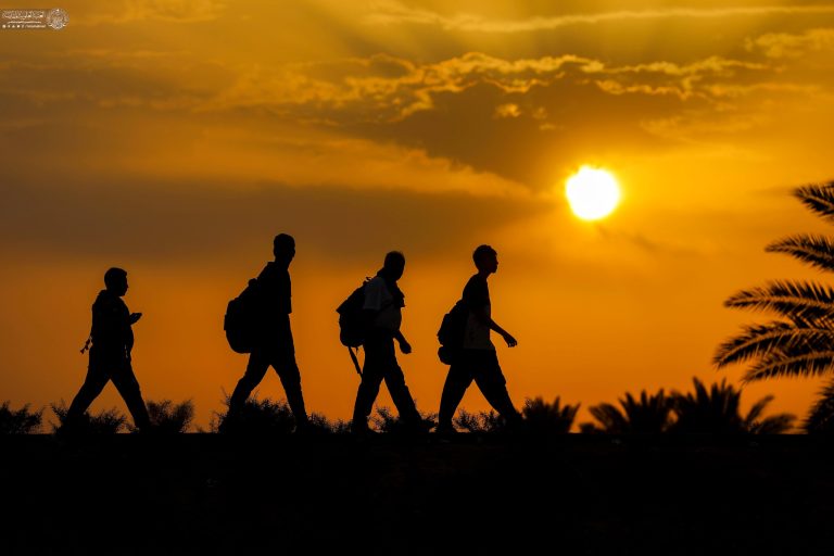 پیاده‌روی زائران اربعین هنگام غروب