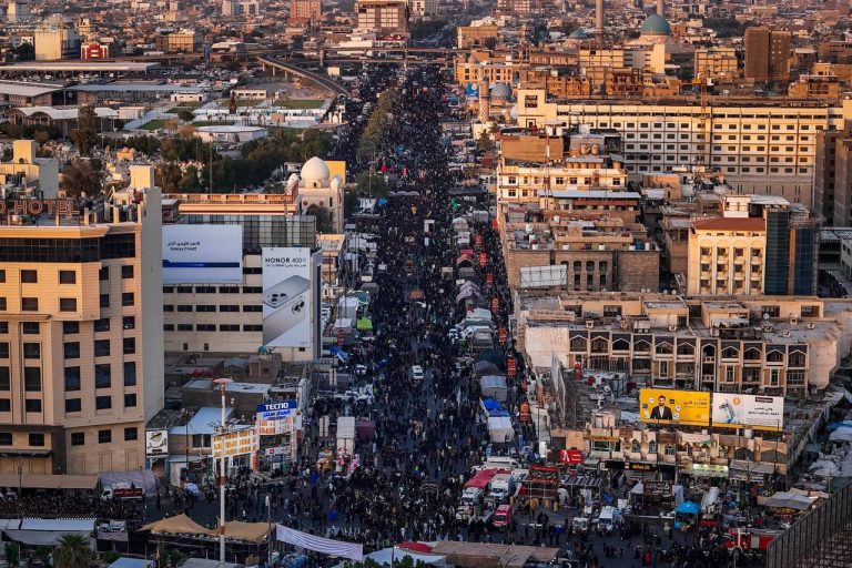 حضور انبوه عزاداران نبوی در نجف‌اشرف