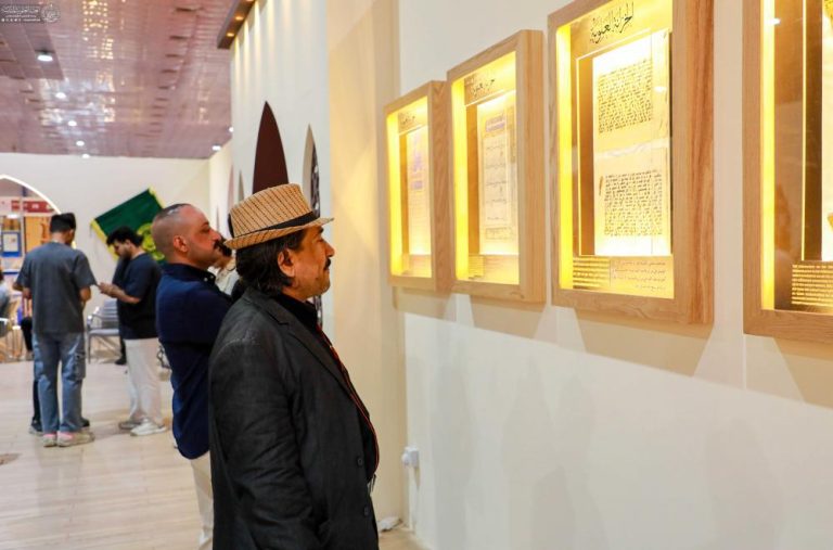 نمایش نسخههای خطی نفیس موزه آستان مقدس علوی در نمایشگاه کتاب بغداد