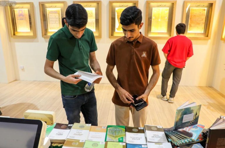 نمایش نسخههای خطی نفیس موزه آستان مقدس علوی در نمایشگاه کتاب بغداد