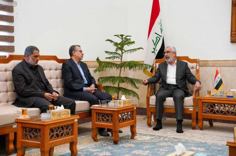 تجلیل آستان مقدس علوی از برگزیدگان مسابقات قرآنی و مدیحهسرایی حسینی