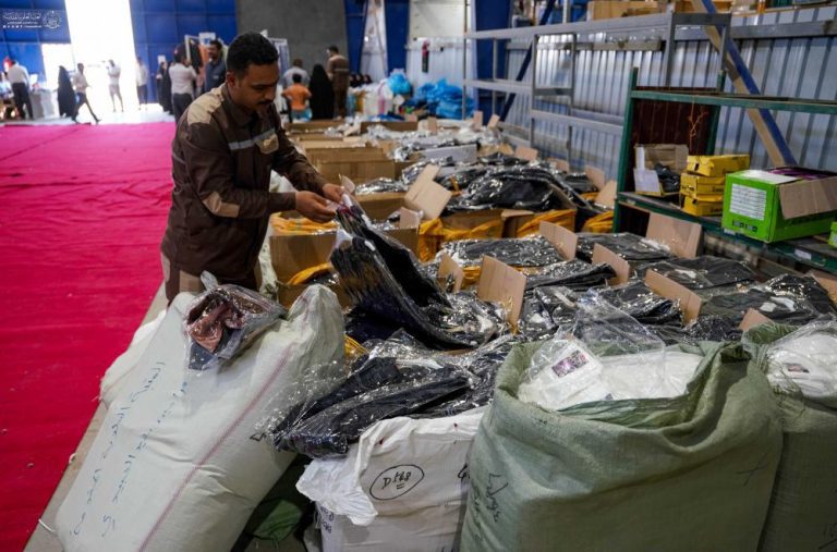 توزیع پوشاک مدرسه