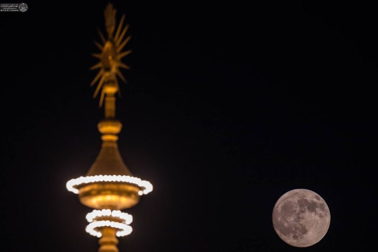 ماه کامل بر فراز گنبد مطهر علوی