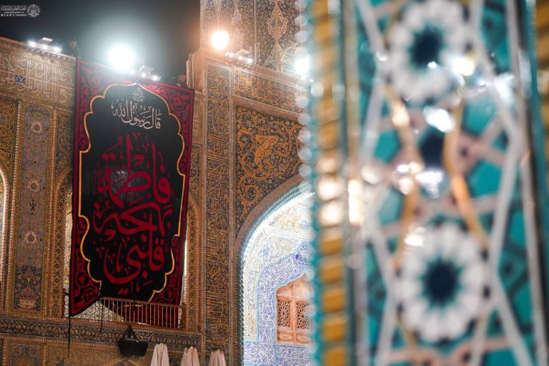 با فرارسیدن ایام شهادت حضرت فاطمه زهرا سلام‌الله‌علیها، حرم مطهر امیرالمؤمنین علیه‌السلام بر اساس روایت نخست، سیاه‌پوش و آذین عزاداری شد.