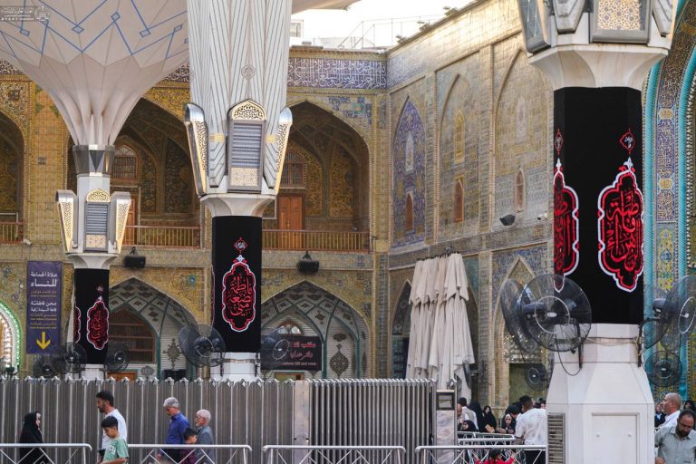 با فرارسیدن ایام شهادت حضرت فاطمه زهرا سلام‌الله‌علیها، حرم مطهر امیرالمؤمنین علیه‌السلام بر اساس روایت نخست، سیاه‌پوش و آذین عزاداری شد.