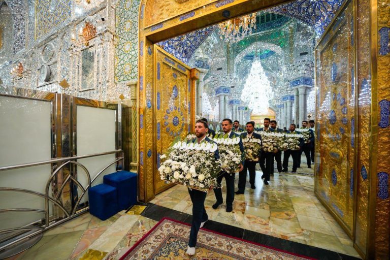 گلآرایی ضریح مطهر علوی در آستانه ولادت عقیله بنیهاشم