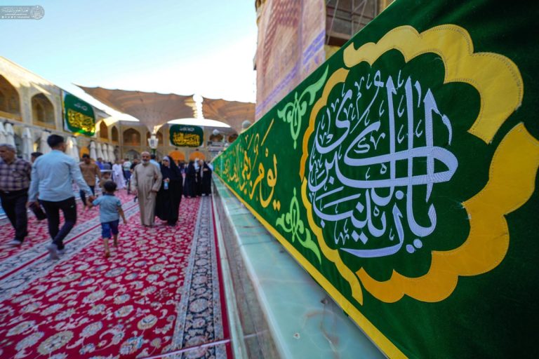 نصب کتیبه‌های دختر در حرم حضرت پدر