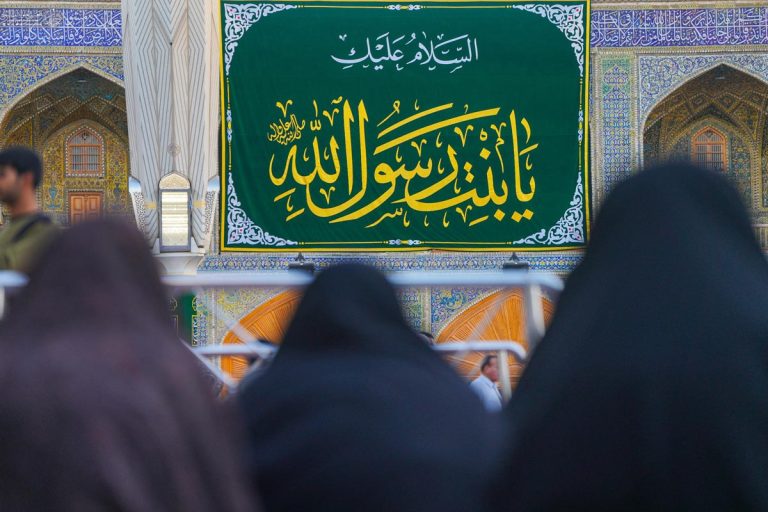 نصب کتیبه‌های دختر در حرم حضرت پدر