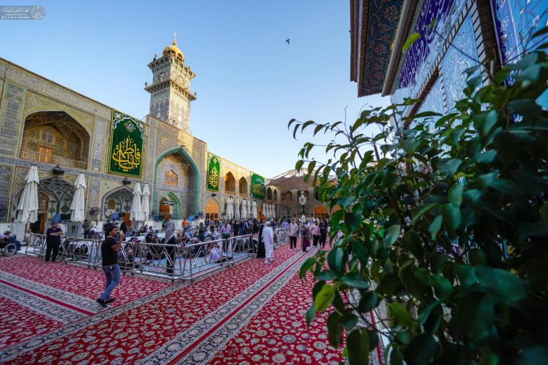 نصب کتیبه‌های دختر در حرم حضرت پدر