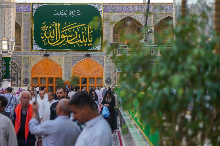 نصب کتیبه‌های دختر در حرم حضرت پدر