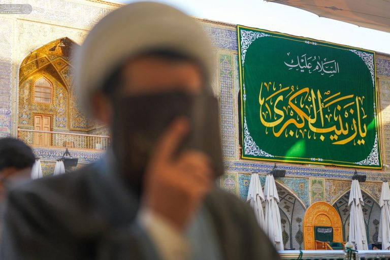 نصب کتیبه‌های دختر در حرم حضرت پدر