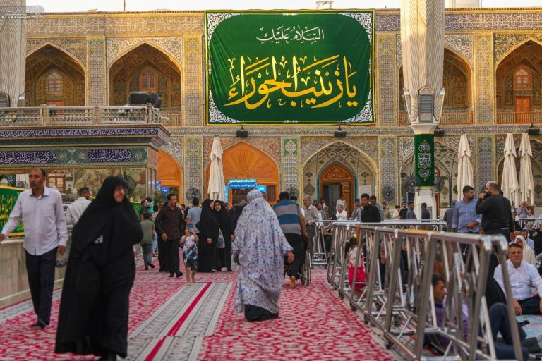 نصب کتیبههای دختر در حرم حضرت پدر