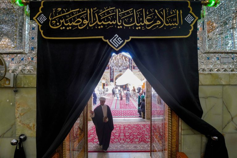 حال‌و‌هوای صحن‌وسرای مرقد مطهر علوی در روز زیارتی