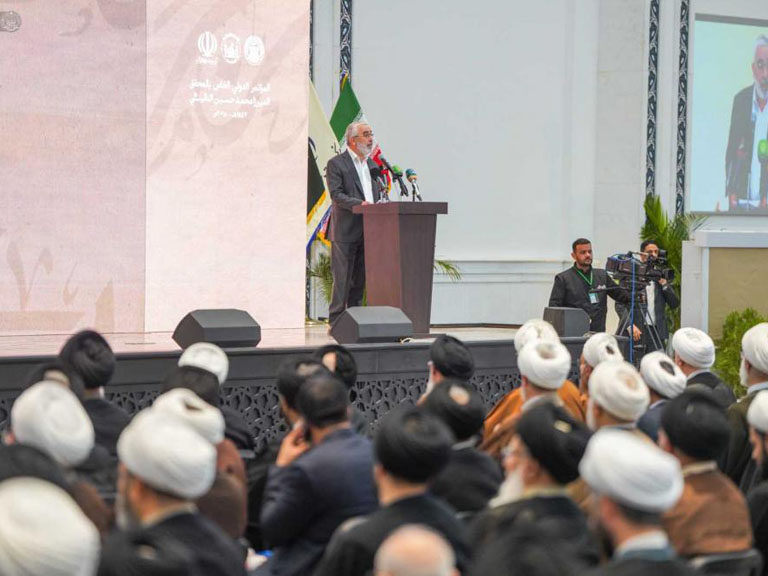 سخنرانی تولیت در همایش نائینی