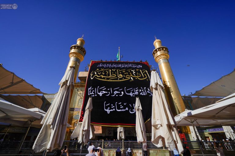 حرم مطهر علوی در عزای حضرت زهرا (سلام‌الله‌علیها) سیاه‌پوش شد