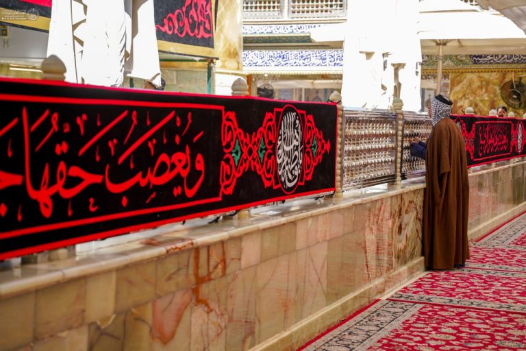 حرم مطهر علوی در عزای حضرت زهرا (سلام‌الله‌علیها) سیاه‌پوش شد