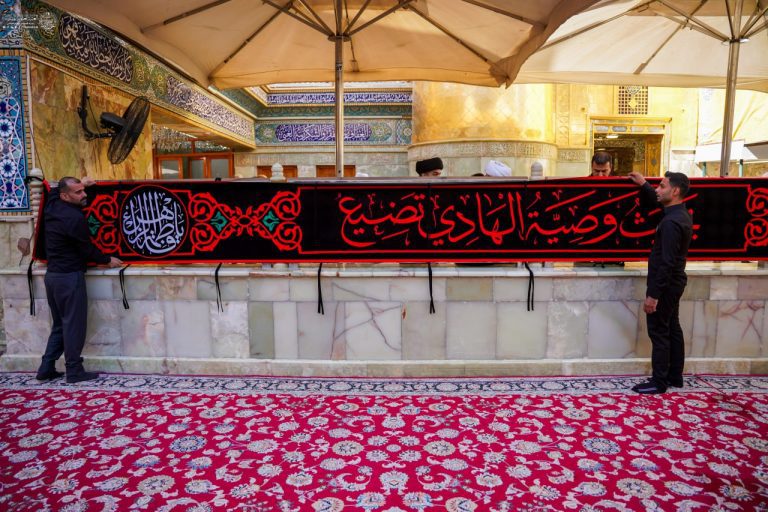 حرم مطهر علوی در عزای حضرت زهرا (سلام‌الله‌علیها) سیاه‌پوش شد