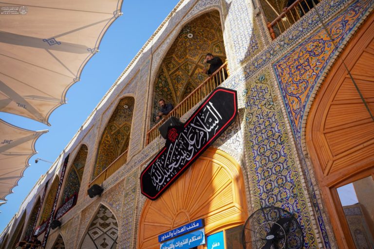 حرم مطهر علوی در عزای حضرت زهرا (سلام‌الله‌علیها) سیاه‌پوش شد