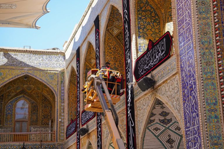 حرم مطهر علوی در عزای حضرت زهرا (سلام‌الله‌علیها) سیاه‌پوش شد