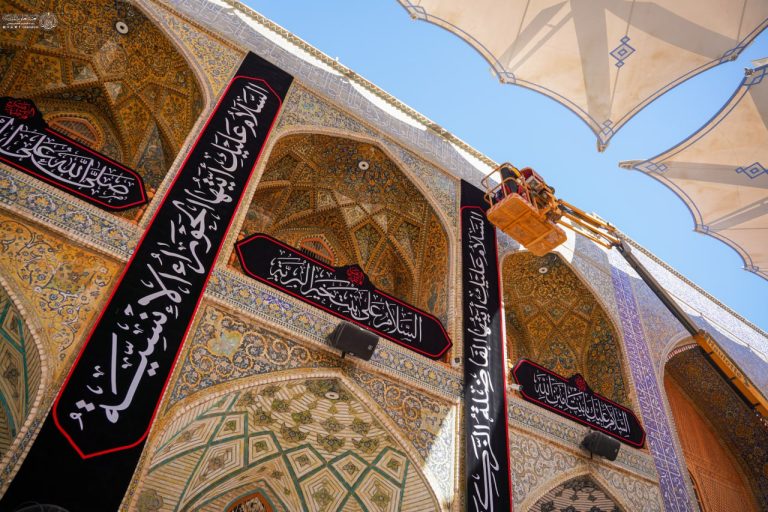 حرم مطهر علوی در عزای حضرت زهرا (سلام‌الله‌علیها) سیاه‌پوش شد