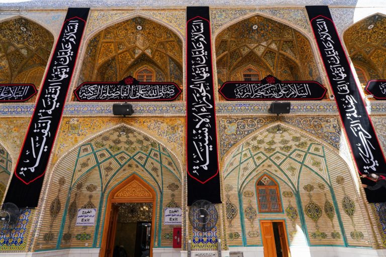 حرم مطهر علوی در عزای حضرت زهرا (سلام‌الله‌علیها) سیاه‌پوش شد