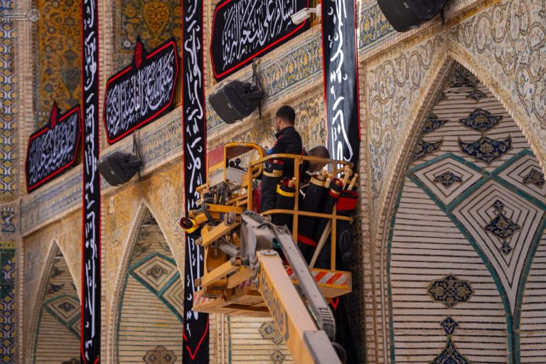 حرم مطهر علوی در عزای حضرت زهرا (سلام‌الله‌علیها) سیاه‌پوش شد