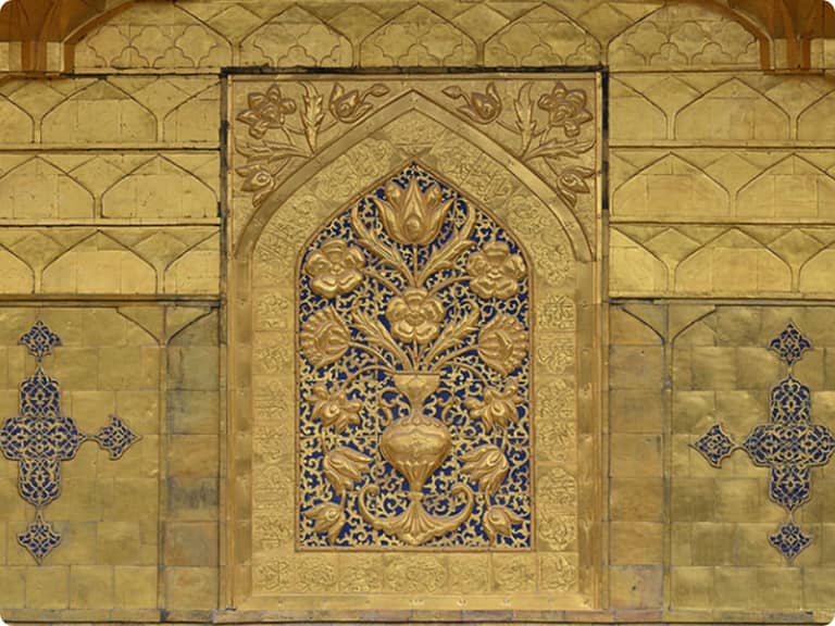 گلدان طلایی در میانۀ ایوان طلا