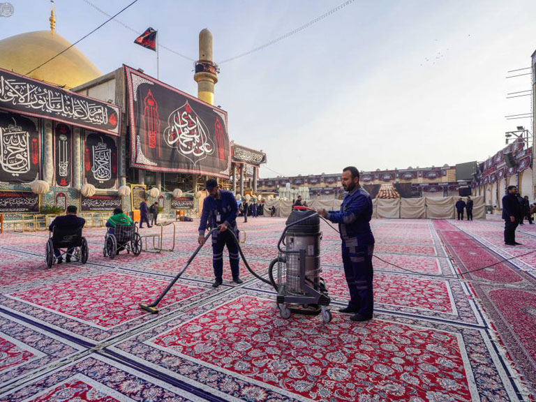 خدمت‌رسانی خادمان در حرم امامین عسکریین