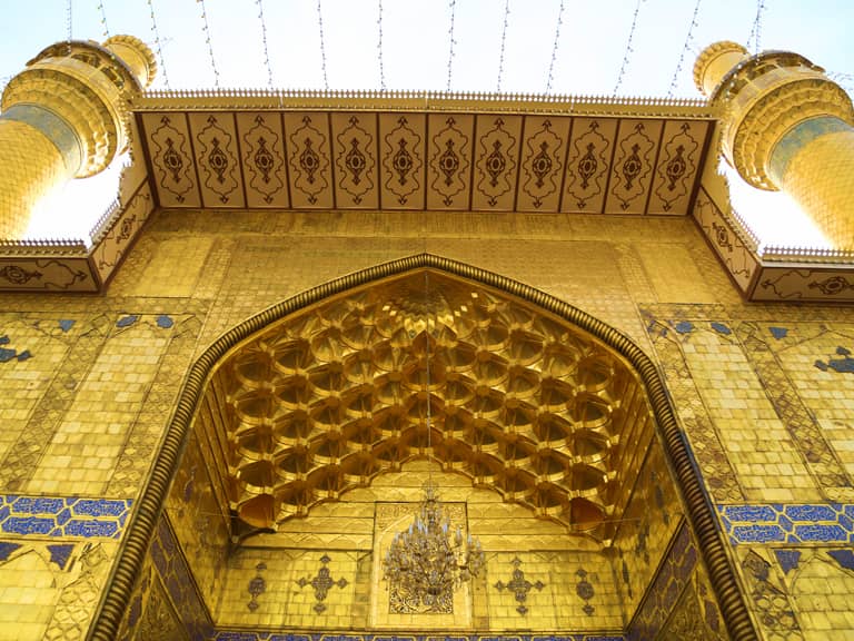 کتیبۀ طلایی نادری بالای ایوان