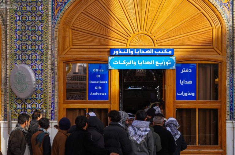 توزیع هدایای تبرکی میان زائران حرم مطهر علوی در سالروز عید مبعث